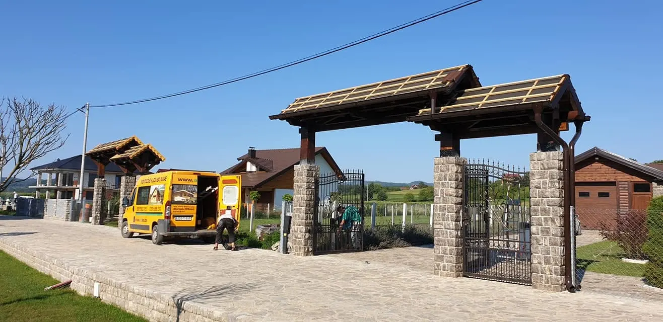 Drvena kapija i nadstrešnica